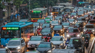 Người Hà Nội chật vật đi làm trong cảnh mưa rét