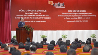 Chủ tịch Quốc hội thăm và làm việc tại liên doanh của Viettel tại Lào