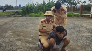 CSGT bắt tên trộm xe máy đang trên đường tẩu thoát