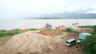 Xử phạt, tịch thu tàu sắt khai thác cát trái phép trên sông Sê San