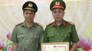 Khen thưởng tập thể, cá nhân khám phá nhanh vụ khai thác khoáng sản trái phép