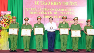 Khen thưởng tập thể, cá nhân có thành tích xuất sắc khám phá nhanh vụ cướp tiệm vàng ở Trà Vinh