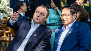 Thủ tướng Belarus thưởng thức cà phê và bánh mỳ Việt Nam