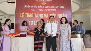 Người dân Thừa Thiên Huế hiến tặng nhiều hiện vật, tư liệu quý