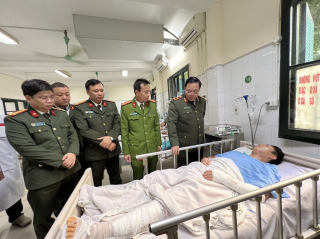 Thăm hỏi cán bộ Công an TP Hà Nội bị thương khi làm nhiệm vụ