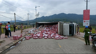 Hàng trăm thùng bia chắn ngang đường sau cú lật xe tải