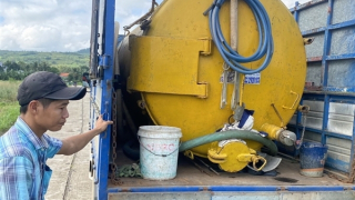 Xe hút hầm vệ sinh xả thải trộm vào ruộng đậu bắp của dân