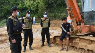 Kiểm tra điểm khai thác khoáng sản trái phép trong rừng, bắt giữ 28 đối tượng