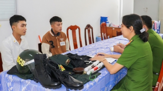 Mua quần áo Cảnh sát cơ động và còng rồi đi "tuần tra"