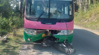 Xe máy lấn làn tông thủng đầu xe buýt, 2 bố con tử nạn