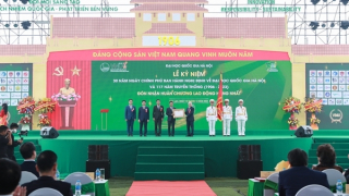 Đại học Quốc gia Hà Nội đón nhận Huân chương Lao động hạng Nhất