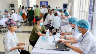 Bao giờ người dân mới thoát cảnh “ôm cả đống” giấy tờ khi đi khám bệnh?