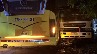 Xe máy bị kẹp giữa xe khách và xe đầu kéo