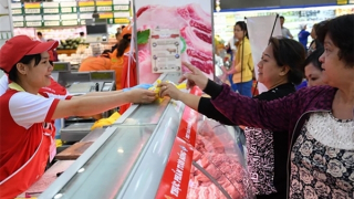 Hàng hóa Tết dồi dào, nhiều khuyến mãi