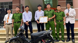 Khen thưởng nam sinh lớp 11 phát hiện và truy bắt kẻ trộm xe máy