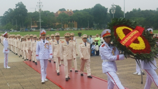 Đoàn đại biểu Cục Đào tạo báo công, vào Lăng viếng Bác