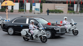 Cận cảnh limousine Hồng Kỳ N701 trên đường phố Hà Nội