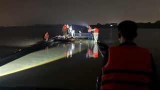 Liên tiếp bắt 'cát tặc' trên sông Hồng