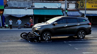 Xe máy tông thẳng vào đầu xe ô tô trên quốc lộ, 2 người bị thương