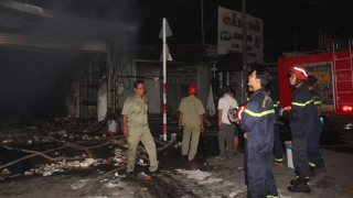 Lửa thiêu rụi đại lý sữa