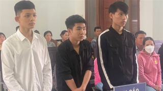 Cùng đi xem đánh nhau, 4 thanh niên lao vào hỗn chiến