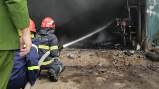 Cảnh sát dập tắt nhanh đám cháy lan hai cửa hàng trong ngõ