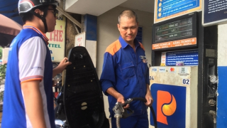 Giá xăng dầu tiếp tục giảm sâu nhất gần 1.000 đồng/lít