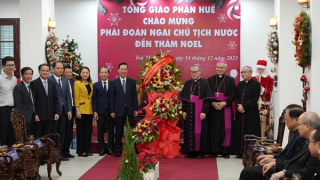 Chủ tịch nước Võ Văn Thưởng chúc mừng Giáng sinh Tổng Giáo phận Huế