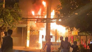 Quán karaoke bốc cháy lúc nửa đêm