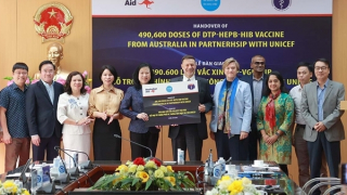 Chính phủ Australia viện trợ cho Việt Nam gần 500 nghìn liều vaccine 5 trong 1