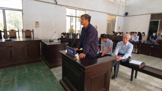 Lãnh án vì lập khống hồ sơ bù tiền quà cáp