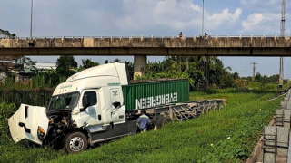 Xe đầu kéo tông sập taluy, lao khỏi đường cao tốc