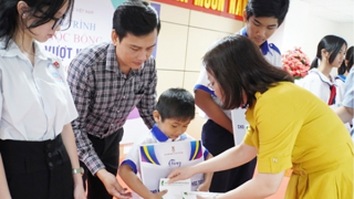 Tặng học bổng và hơn 100.000 bộ sách giáo khoa cho học sinh có hoàn cảnh khó khăn