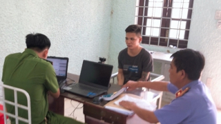 Bị bạn gái “quay gót”, mang dao vào xưởng đâm đồng nghiệp