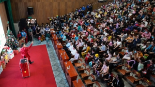 Giáng sinh sớm mang niềm vui và hy vọng cho các bệnh nhi