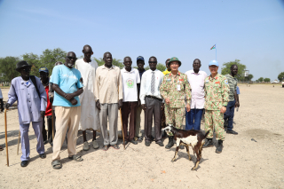 Bộ đội Việt Nam sửa thuyền, khám bệnh, tu sửa trường học cho dân nghèo châu Phi