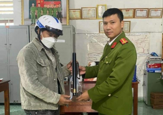 Nhiều người dân huyện miền núi ở Quảng Trị giao nộp vũ khí, vật liệu nổ