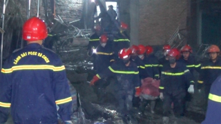 Cảnh sát dùng máy cẩu, máy cắt đưa người bị vùi trong bê tông ra ngoài