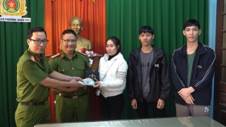 Bảo vệ dân phố nhặt được 100 triệu đồng trả cho người đánh rơi