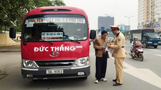Nhiều khó khăn trong xử lý xe hợp đồng vận tải khách trá hình