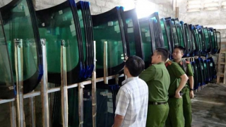 Triệt phá đường dây sản xuất kính ô tô giả với số lượng lớn