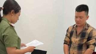 Mua súng trên mạng về bắn thử và gửi bạn giữ, cả 2 bị khởi tố