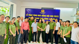 Trao nhà đồng đội cho gia đình thiếu tá Công an hy sinh khi làm nhiệm vụ