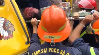 Cảnh sát cắt cabin ôtô, cứu tài xế mắc kẹt do TNGT