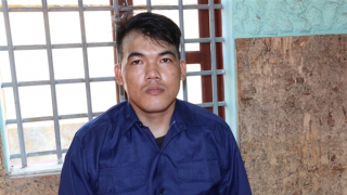 Xông vào nhà kề dao vào cổ thiếu nữ cướp tài sản