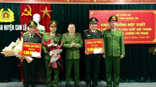 Công an Quảng Trị khen thưởng các tập thể bắt vụ vận chuyển 18.000 viên ma túy