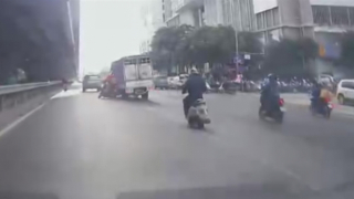 Đề nghị tài xế xe tải chèn ngã 2 người đi xe máy đến cơ quan Công an làm việc