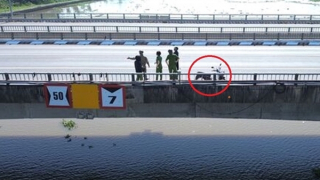 Dừng xe máy trên cầu Tân An, người đàn ông bất ngờ nhảy xuống sông Vàm Cỏ Tây