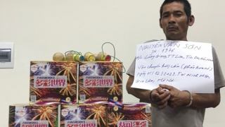 Tạm giữ hình sự 2 đối tượng tàng trữ và vận chuyển pháo hoa nổ