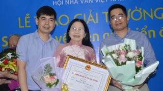 Nhà thơ Vân Anh: “Nhóm đời ta làm củi''